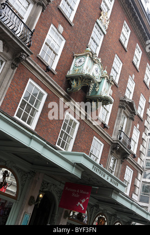 Fortnum & Mason von Piccadilly. Ihre berühmten Uhr der Schwerpunkt in diesem Bild. Stockfoto