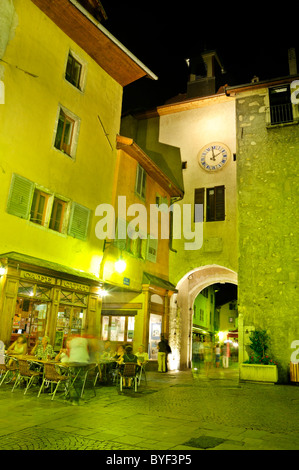 Porte St. Claire, Annecy in der Nacht Stockfoto