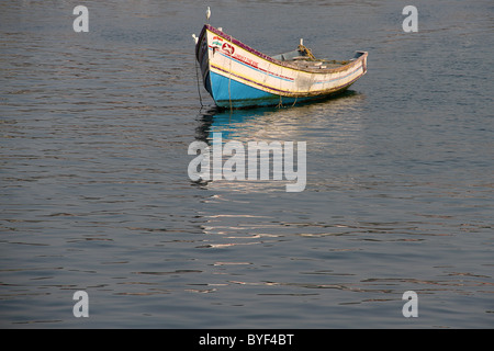 Angelboot/Fischerboot ruht im Hafen Stockfoto