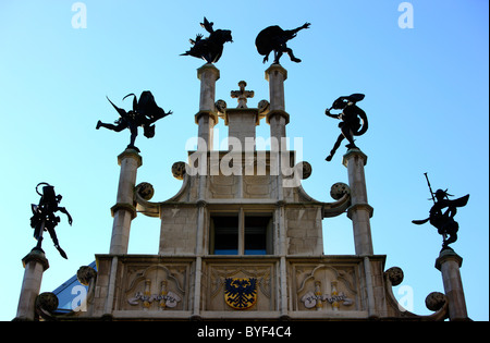 Giebel mit verschiedenen Figuren auf das Zunfthaus der Steinmetz in Gent, Ost-Flandern, Belgien, Europa. Stockfoto