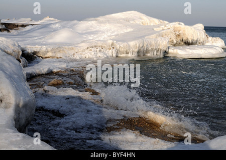 Eis und Schnee das Ufer und Docks am Lake Michigan nach einem Winter Blizzard. Stockfoto