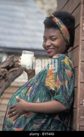 Schwangere Afrikanerin Trinkmilch Stockfoto