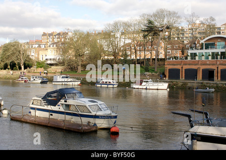 Boote vor Anker auf der Themse in der Nähe von Richmond Upon Thames Stockfoto