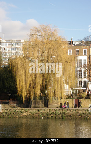 Menschen zu Fuß auf der Themse Leinpfad in der Nähe von Richmond Upon Thames Stockfoto