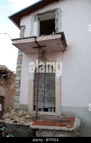 Erdbeben von l ' Aquila 2009. Ansicht von Castelnuovo Dorf, das die meisten des Territoriums zerstört war. Stockfoto