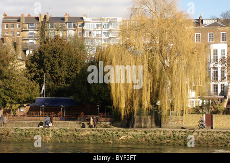 Menschen zu Fuß auf der Themse Leinpfad in der Nähe von Richmond Upon Thames Stockfoto