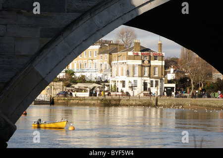 Riverside in Richmond Upon Thames durch Richmond Bridge gesehen Stockfoto