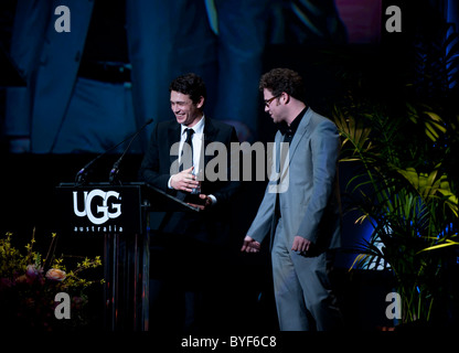 Ananas Express Stern, James Franco, vereint mit Freund und Co-Star, Seth Rogen auf der Bühne. Stockfoto