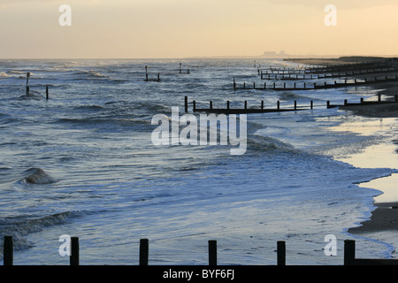 Southwold Strand in Suffolk mit Sizewell B in der Ferne an einem windigen Dezembertag Stockfoto