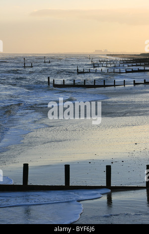 Southwold Strand in Suffolk mit Sizewell B in der Ferne an einem windigen Dezembertag Stockfoto