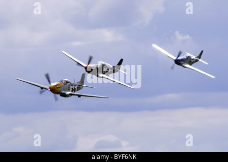 North American P - 51D Mustang Bildung banking in für einen Überflug in Duxford Flying Legends Airshow Stockfoto