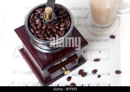 Kaffeetasse mit Kaffeemühle zu den Noten Stockfoto