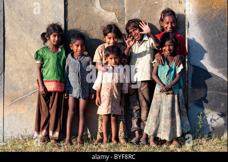 Glücklich Arm niedriger Kaste indischen Straße Kleinkinder Lächeln auf den Lippen. Andhra Pradesh, Indien Stockfoto