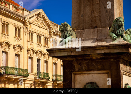 Lion Detail am Brunnen Obelisk mit den umliegenden Gebäuden - Place De La République in Arles, Provence Frankreich Stockfoto