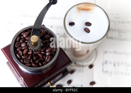 Kaffeetasse mit Kaffeemühle zu den Noten hautnah Stockfoto