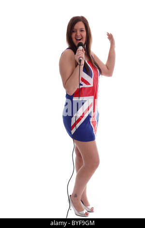 Junge Frau auf der Bühne singen trägt ein Union Jack-Kleid Stockfoto