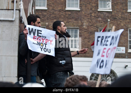 Ägyptische Demonstranten gegen Hosni Mubarak Balfour Mews außerhalb von Egype W1 Westminster London UK Stockfoto