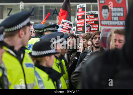 Studentendemonstranten konfrontieren Linie von Polizeibeamten, die konservativen HQ Millbank Zentrum zu schützen.  Bildung schneidet März. 29.01.11 Stockfoto