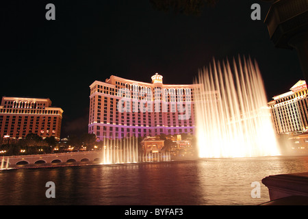 LAS VEGAS, NV - Dezember 19: Besucher mehrere nächtliche Aufführungen der Brunnen im Bellagio in Las Vegas Resort genießen Stockfoto