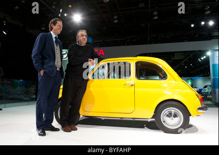 Fiat-Vorsitzender John Elkann und Fiat und Chrysler-Chef Sergio Marchionne mit einem Vintage Fiat 500 auf der NAIAS 2011 in Detroit Stockfoto