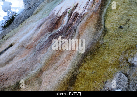 Nahaufnahme der Travertin Ablagerungen aus den heißen Quellen. Mammoth Hot Springs, Yellowstone-Nationalpark, Wyoming, USA. Stockfoto