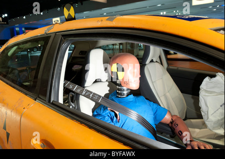 Crashtest dummy in einem Volvo C30 Elektroauto auf der 2011 North American International Auto Show in Detroit Stockfoto