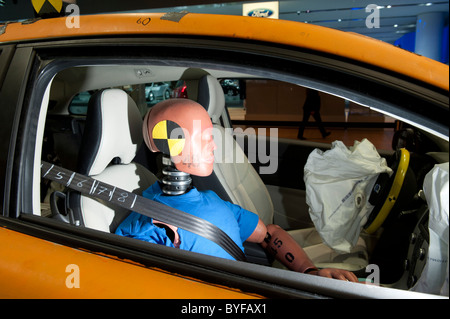 Crashtest dummy in einem Volvo C30 Elektroauto auf der 2011 North American International Auto Show in Detroit Stockfoto