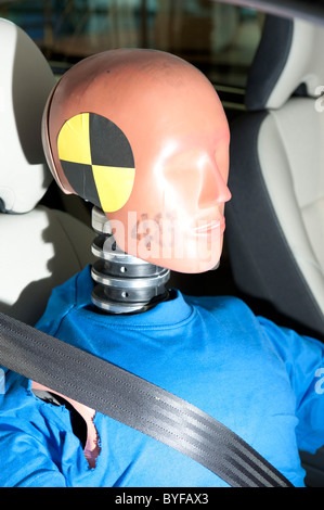 Crashtest dummy in einem Volvo C30 Elektroauto auf der 2011 North American International Auto Show in Detroit Stockfoto