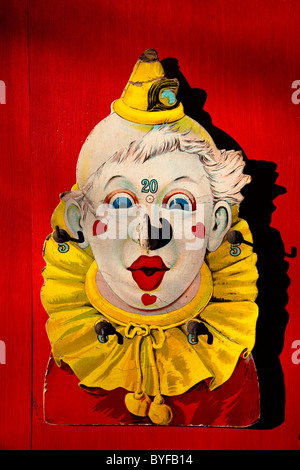 Alten Clown Spielzeug auf rote Wand Stockfoto