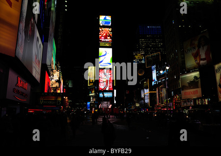 Times Square ist in einer kalten Winternacht im Neon Dschungel voller Aktivität. New York City Stockfoto