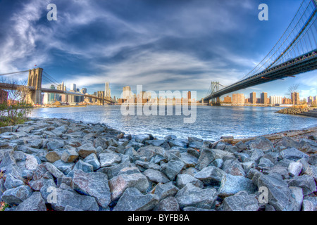 Brooklyn und Manhattan Bridge vom Brooklyn Bridge Park aus gesehen Stockfoto