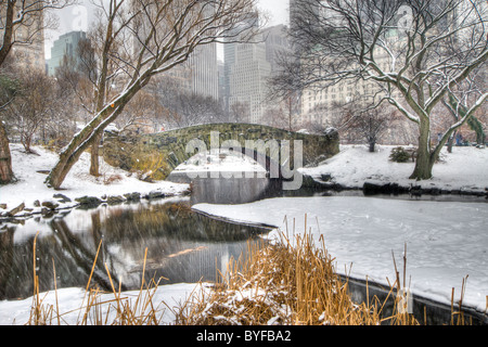 Gapstow Brücke im Central Park während eines Schneesturms Stockfoto