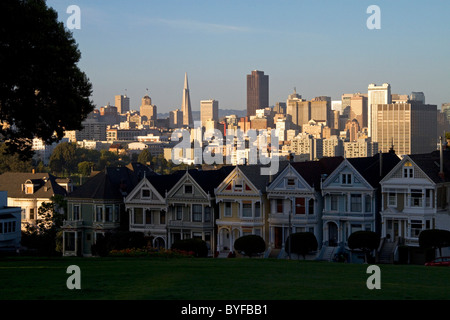 Painted Ladies viktorianische Häusern in der Nähe von Alamo Square in San Francisco, Kalifornien, USA. Stockfoto