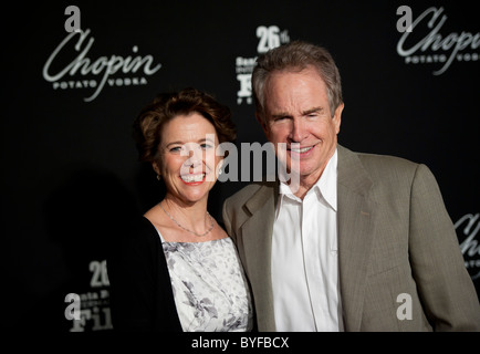 Oscar-Kandidat, Annette Bening geht den roten Teppich mit ihrem Ehemann, Warren Beatty, der 26. Santa Barbara Film Festival Stockfoto