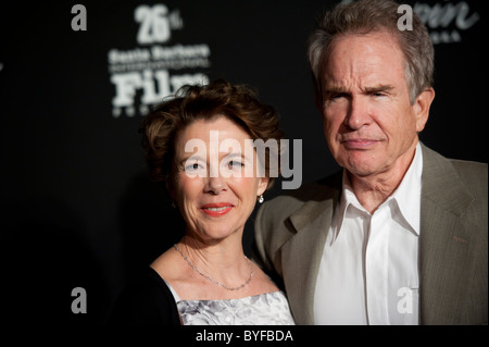 Oscar-Kandidat, Annette Bening geht den roten Teppich mit ihrem Ehemann, Warren Beatty, der 26. Santa Barbara Film Festival Stockfoto