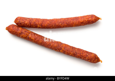 Geräucherte Würstchen auf weißem Hintergrund Stockfoto
