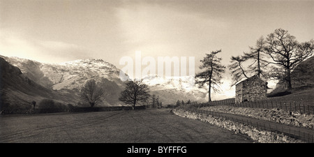 Bauernhof aus Stein Gebäude neben einem einzelnen Titel Road in der Great Langdale, Lake District, Großbritannien Stockfoto