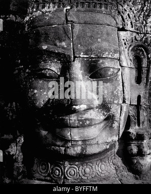 Tree root liegt gegenüber gefallenen Steinblöcke in die Ruinen von Angkor Wat, Kambodscha Stockfoto