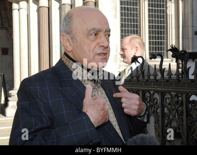 Mohamed Al Fayed kommt bei den Royal Courts of Justice in Verbindung mit einer anderen Anfrage in seinem Sohn Dodi Al Fayed und Stockfoto