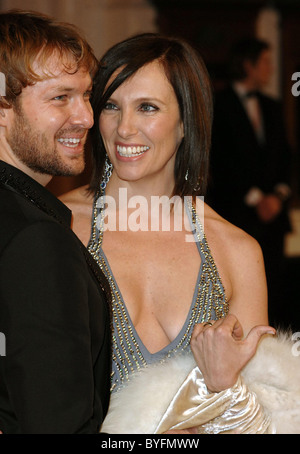 Toni Collette und Gast The Orange British Academy Film Awards (BAFTAs) am Royal Opera House - Ankünfte London, England- Stockfoto