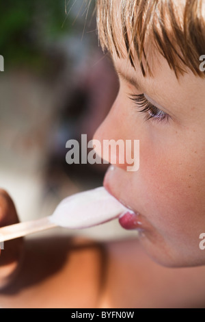 Profil von jungen Eis essen Stockfoto