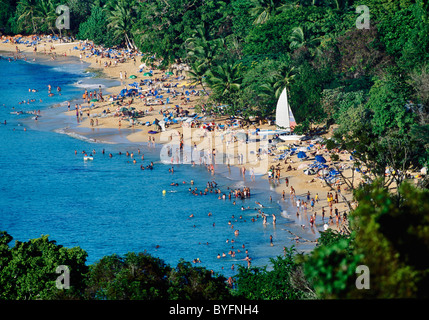 Blick auf Strand mit Touristen Stockfoto