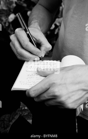 Mann auf Tagebuch schreiben Stockfoto