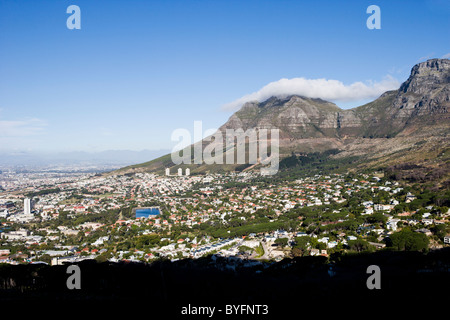 Ansicht der Stadt mit Berg im Hintergrund Stockfoto