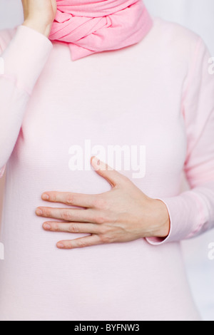 Schwangere Frau mit der Hand auf dem Bauch Stockfoto