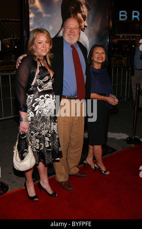 Ned Beatty mit Frau Sandra Johnson und Gast Los Angeles-Premiere von "Shooter" findet im Mann Village Theater Westwood, Stockfoto