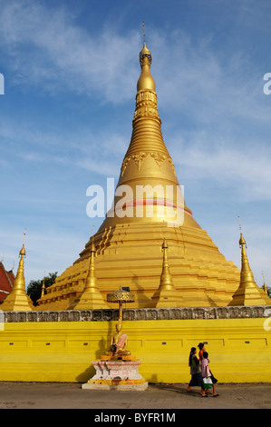 Menschen zu Fuß vorbei an Wat Chumphon Khiri (Chumphon Khiri Tempel), Mae Sot, Nord-thailand Stockfoto