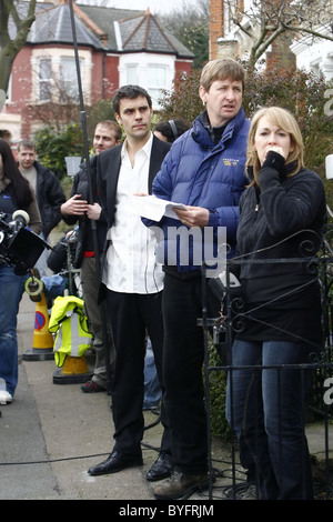 Joseph Millson und Direktor Dearbhla Walsh am Set für die letzte Folge von "Is This Love?" London, England - 16.02.07 Stockfoto