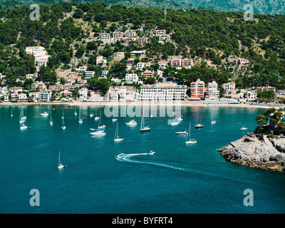 Spanien, Mallorca, Segelboote in der Bucht Stockfoto