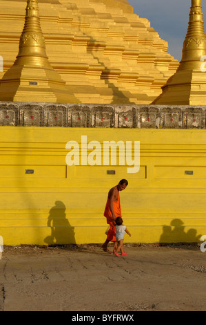 Menschen zu Fuß vorbei an Wat Chumphon Khiri (Chumphon Khiri Tempel), Mae Sot, Nord-thailand Stockfoto